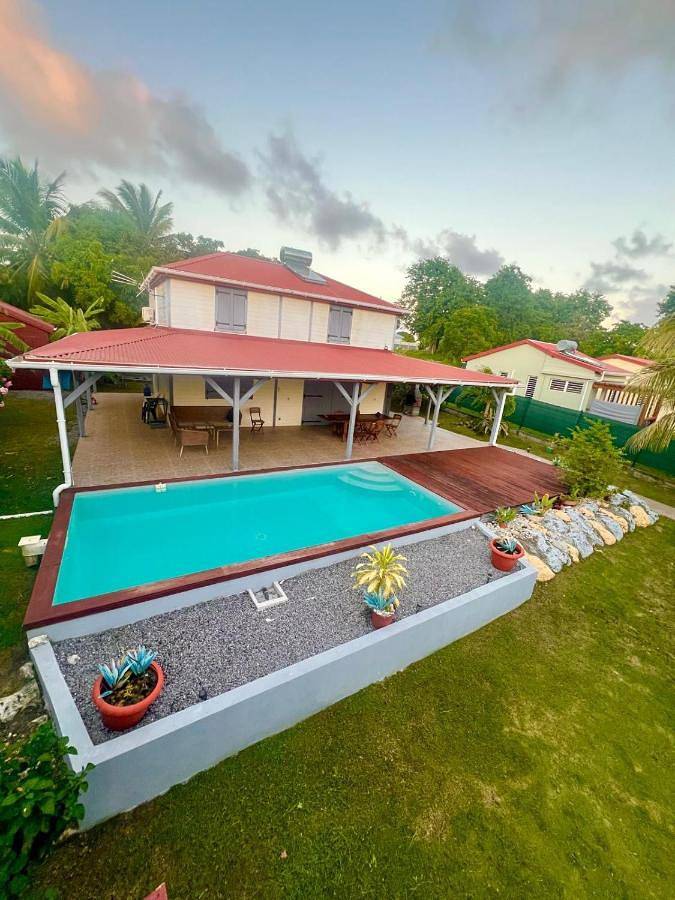 Location de vacances pour 10 personnes, avec vue ainsi que jardin et piscine dans Saint-Louis (Marie-Galante) - 2