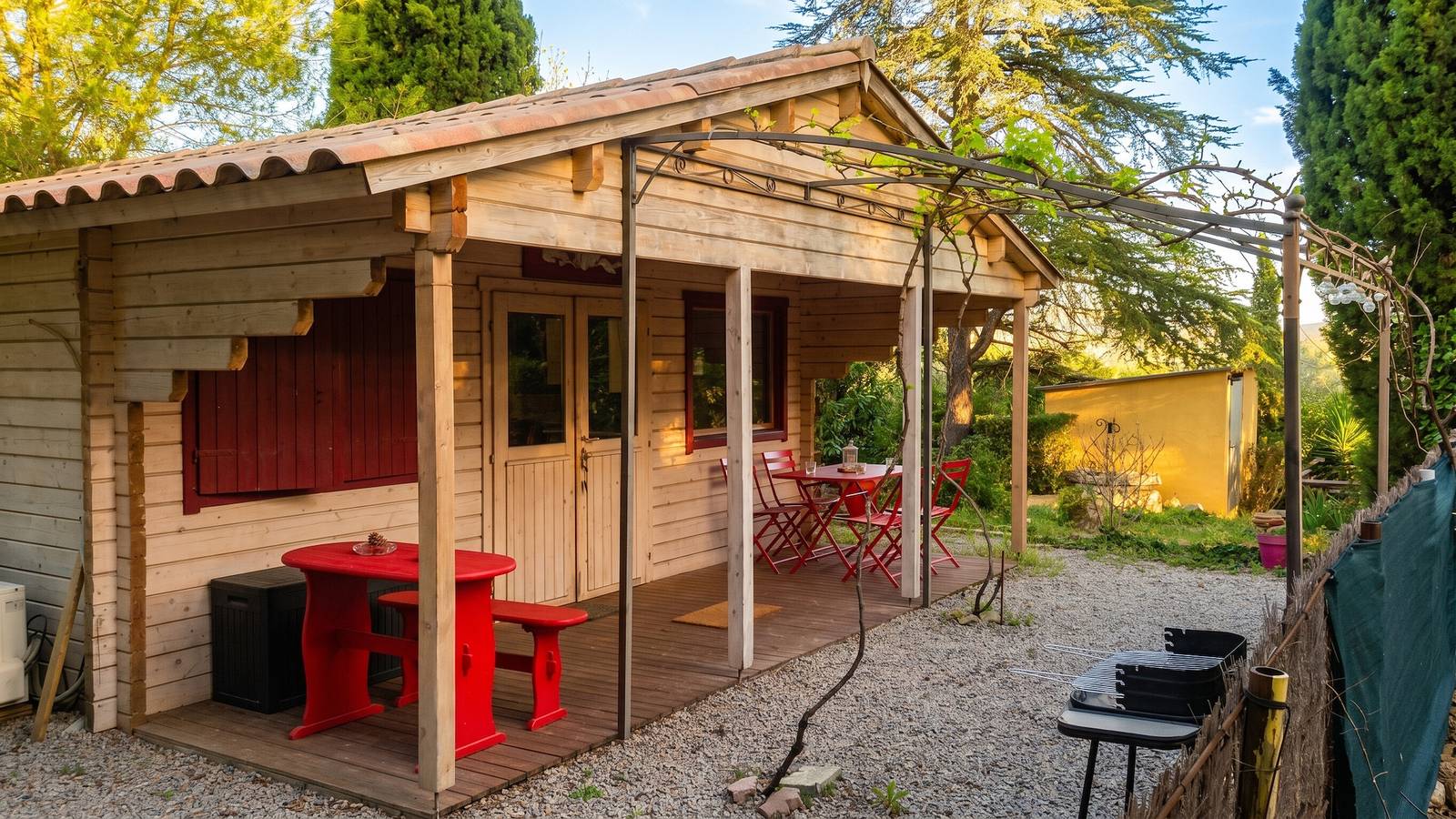 Charming Chalet in Poussan with Private Garden and Bbq in Poussan, Mediterranean Coast (France)