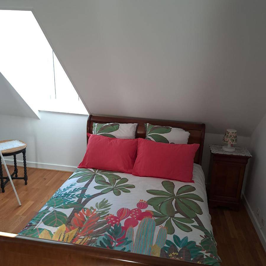 Family Room with Private Bathroom in Moulins, Allier