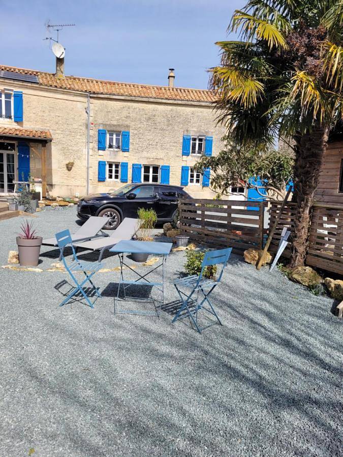 Gîte pour 2 personnes, avec terrasse ainsi que piscine et jardin à Villiers-en-Plaine