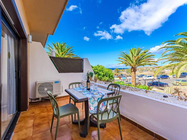 Holiday apartment for 6 people, with garden and ocean view as well as children pool in Golf del Sur