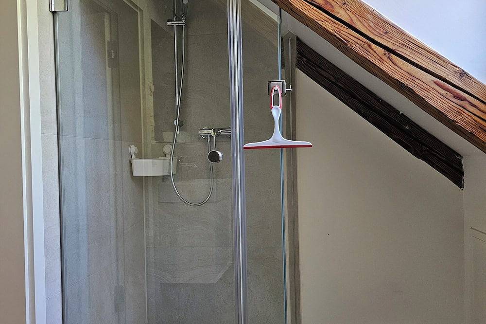 Ganze Wohnung, Neue, gemütliche Ferienwohnung im Dachgeschoss mit Schlafempore, Nähe Ammersee in Windach, Ammersee