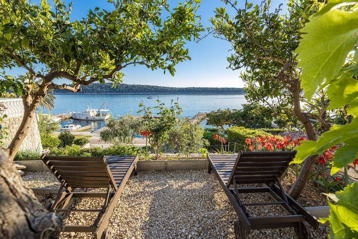 Studio für 2 Personen, mit Balkon und Terrasse sowie Garten auf Rab