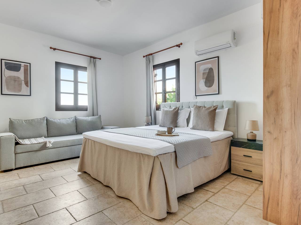 Spaziosa villa con 7 camere da letto con piscina e vista mare in Sud di Cipro