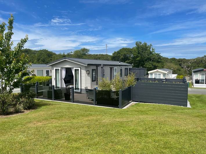 Caravan for 4 people, with Hot tub and Garden as well as Pool in North-Wales