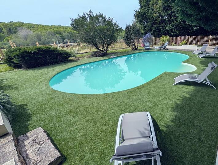 Gîte pour 12 personnes, avec piscine ainsi que jardin et terrasse