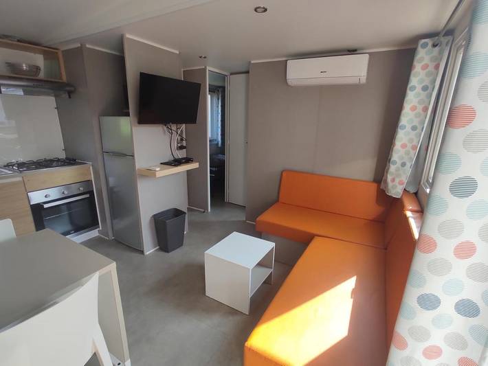 Camping pour 6 personnes, avec Jacuzzi et Terrasse ainsi que Jardin et Bassin pour enfant