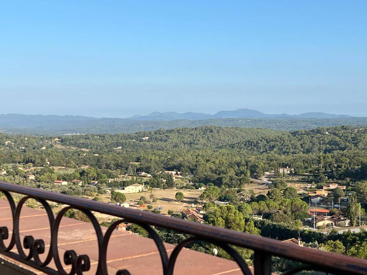 Appartement entier, One-Bedroom Apartment in Seillans, Région de Draguignan
