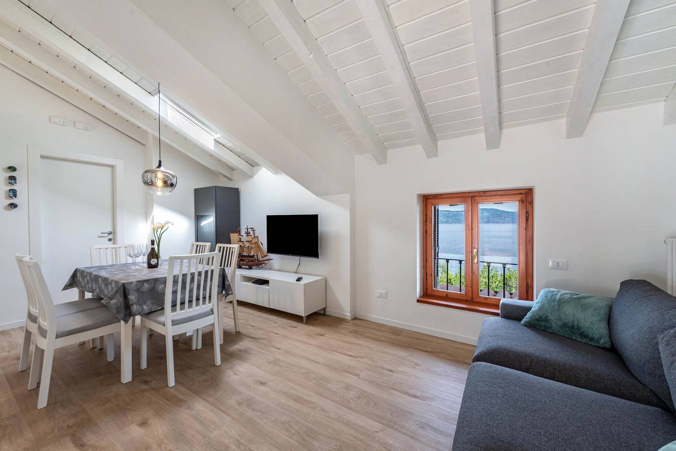 Appartamento intero, Perla Azzurra: Accesso al Lago, Pontile Privato e Vista Lago in Toscolano-Maderno, Prealpi Gardesane