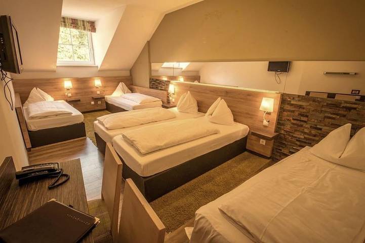 Doppelzimmer mit Dusche, Wc - Hotel Dollinger in Karwendel (Tirol), Innsbruck