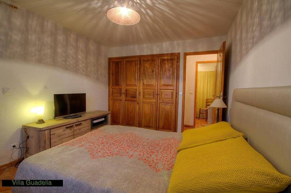 Haus Guadella Erholung unter der Pergola in Urtaca, Calvi und Umgebung