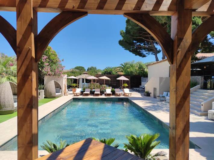 Hôtel pour 2 personnes, avec piscine et jardin ainsi que sauna et jacuzzi