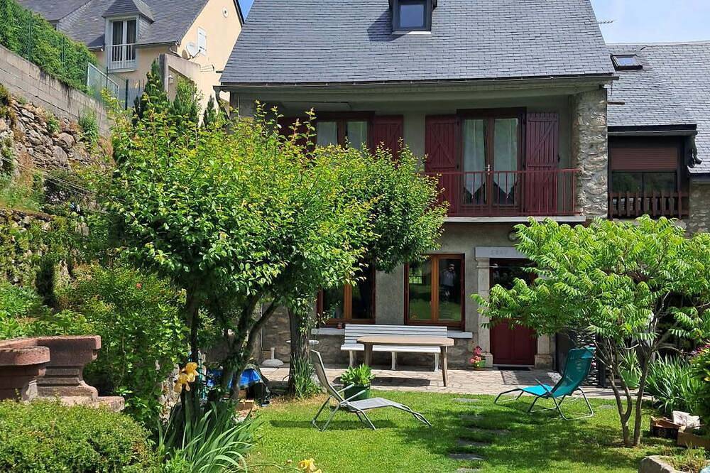 Maison de montagne rénovée dans un havre de paix. in Cadéac, Pyrénées