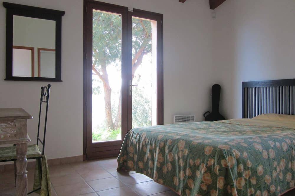 Superb view, near beach, pool, on an enchanting mediterranean site in Losari, Belgodère