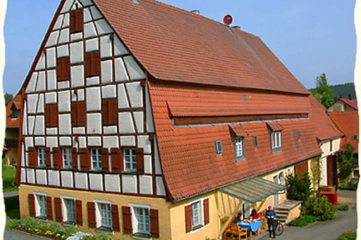 Ganze Wohnung, 45qm große Ferienwohnung mit Balkon & Panoramablick in Absberg, Fränkisches Seenland