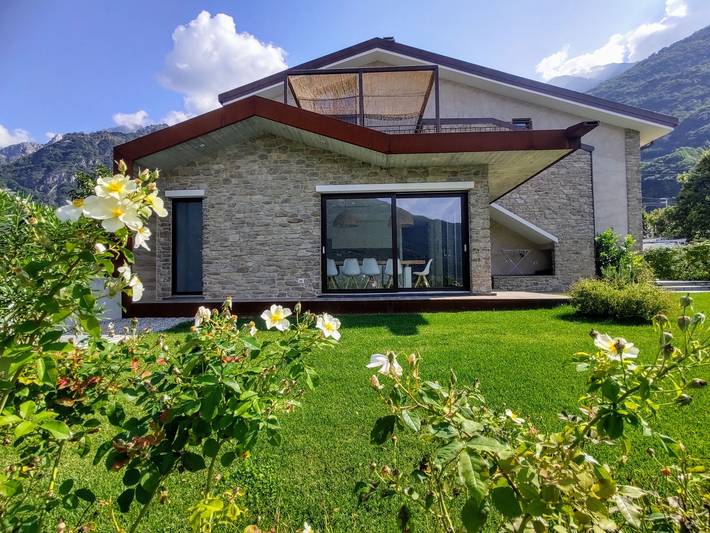 Ferienhaus für 12 Personen, mit Terrasse und Garten sowie Seeblick in Verceia