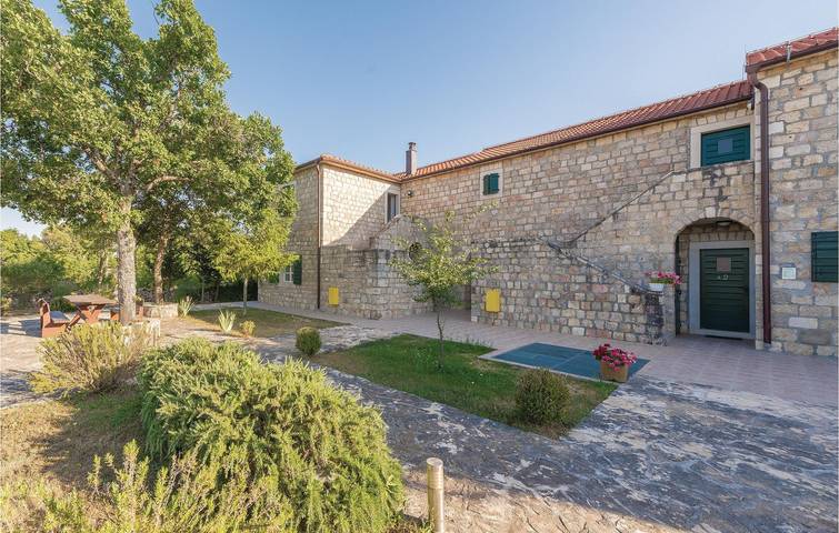 Reizende 2-Zimmer-Wohnung mit Pool, Terrasse und WLAN in Dalmatinisches Zagora