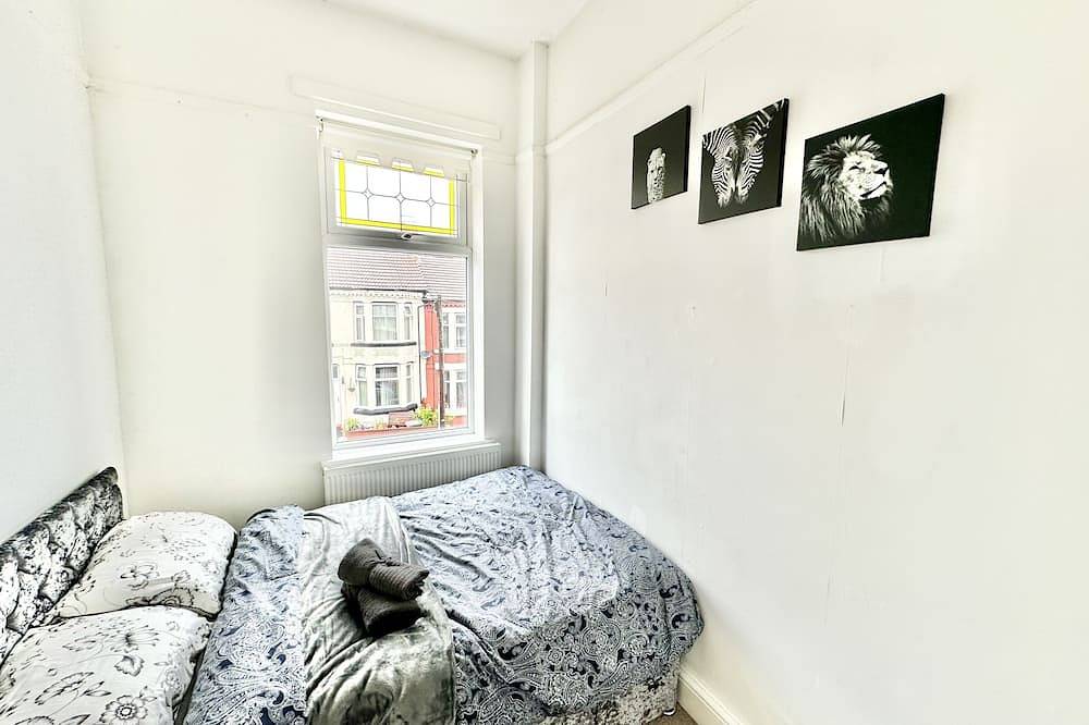 Spacious Three Bed House & Private Garden - New Brighton Beach & Promenade in Merseyside