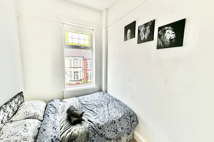 Spacious Three Bed House & Private Garden - New Brighton Beach & Promenade in Merseyside