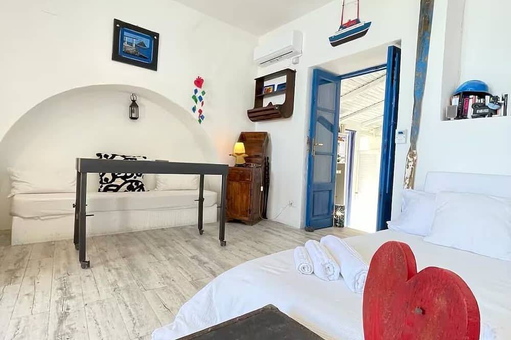 Ganze Wohnung, Mini apartment with charming window overlooking the sea quiet and relaxing. in Stromboli