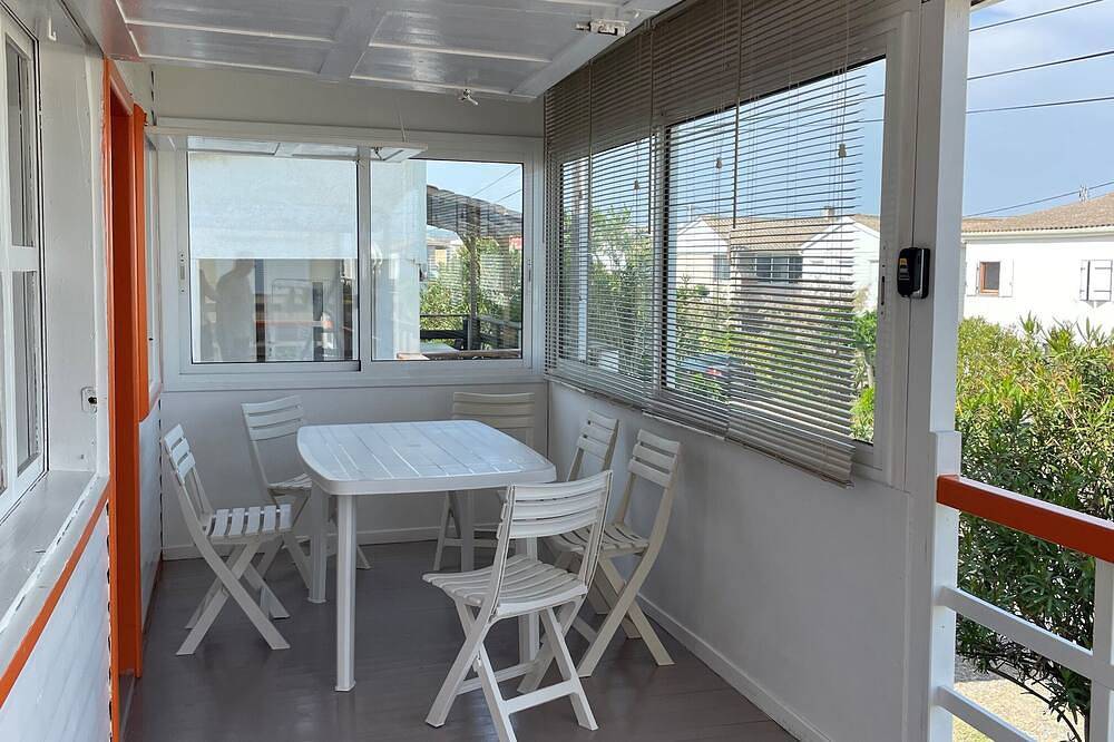 Authentic Gruissan chalet, 6 people, electric car socket in Plage des Chalets, Gruissan