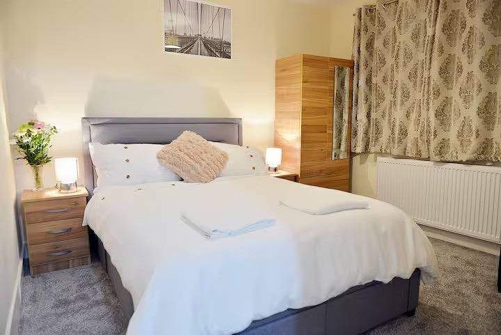 Family- Near Lcy Airport- Sleeps 6- Parking- Wi-Fi in Barking and Dagenham, London