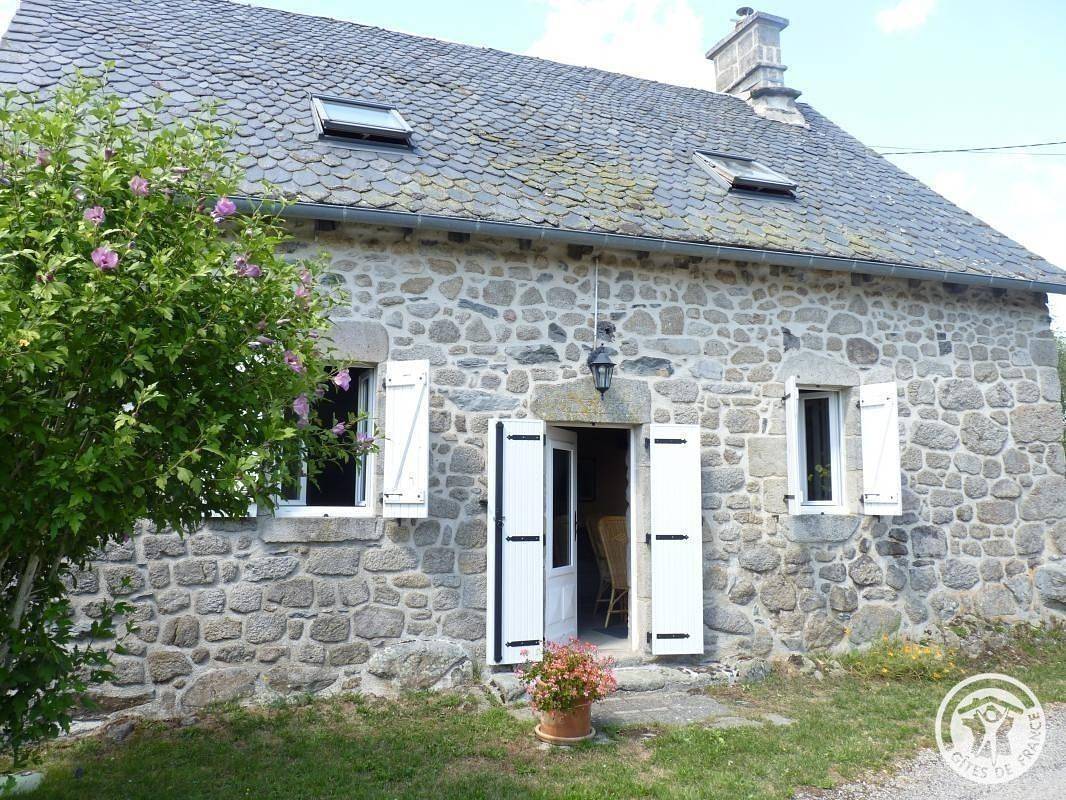 Casa rural en Sarroux con aparcamiento y jardín. in Saint-Julien-près-Bort, Ussel region
