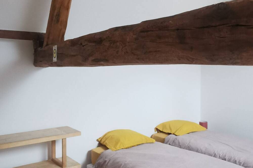 Pretty outbuilding near forest -Nemours in Poligny (Seine-et-Marne), Sena y Marne