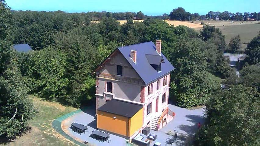 Location de vacances pour 15 personnes, avec Jacuzzi et Terrasse ainsi que Jardin et Vue à Froberville