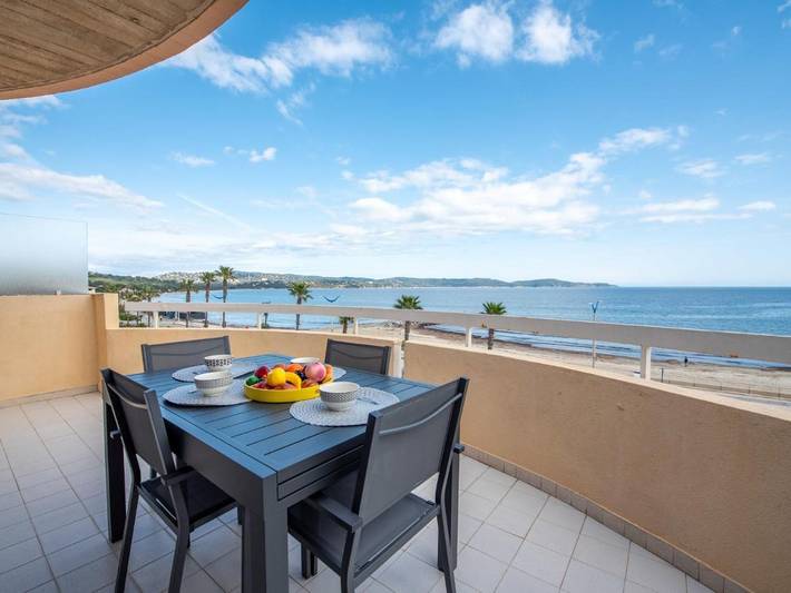 Gîte pour 4 personnes, avec terrasse dans Plage Des Tamaris Cavalaire Sur Mer - 2