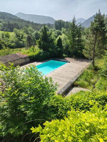 Gîte pour 8 personnes, avec terrasse ainsi que piscine et vue à Boulc