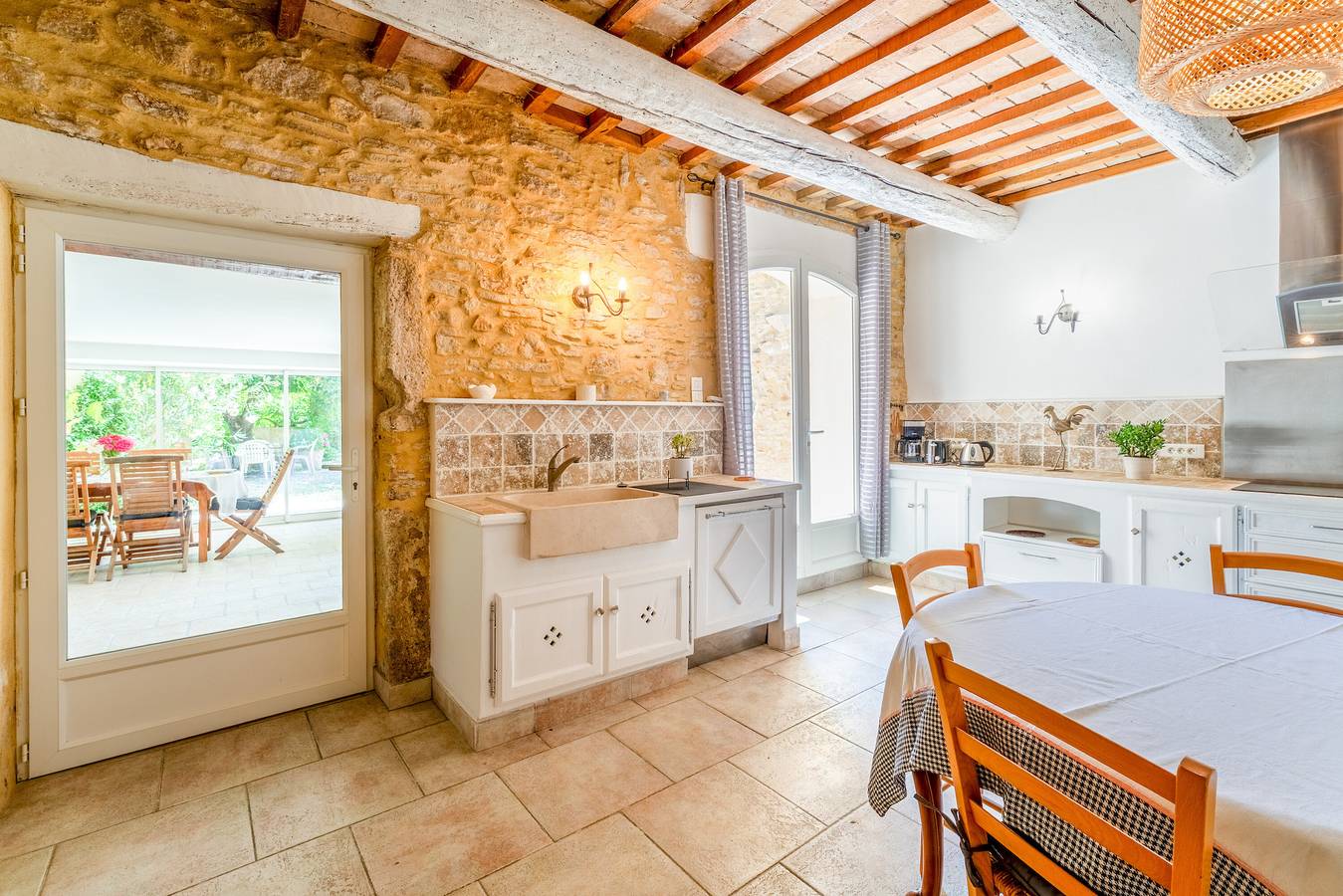 Hel lägenhet, Apartment 'La Velle' with Private Terrace, Private Garden and Wi-Fi in Mornas, Vaucluse