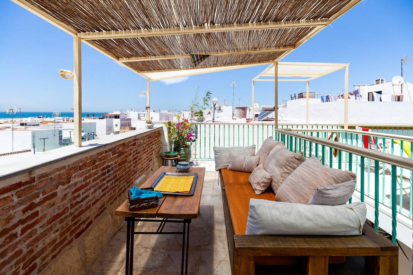 Apartamento entero, Apartamento estudio "Gloria 3" en el centro histórico con terraza, vistas al mar, balcón y Wi-Fi in Conil de la Frontera, Costa de la Luz