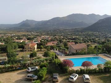 Gîte pour 3 personnes, avec piscine ainsi que terrasse et vue à Calenzana