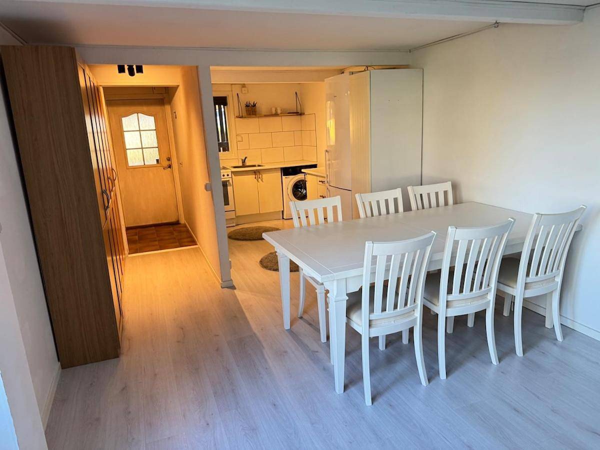 Appartement entier, Cozy mini villa close to city center Free parking in Västeras, Västmanland