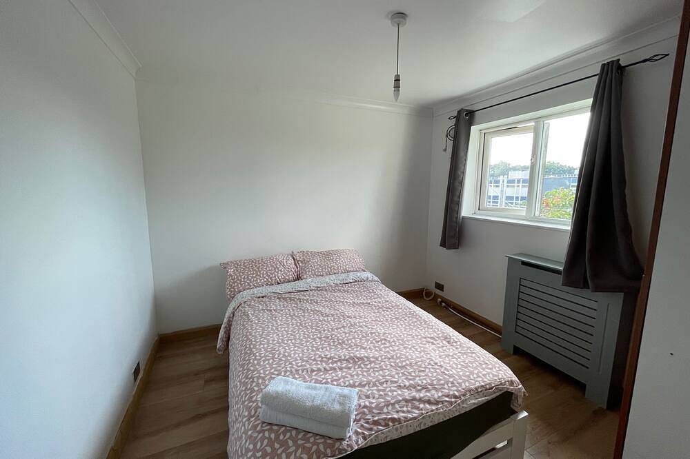 4-Bed Barnwell Retreat- Sleeps 9, Garden & Parking in Stevenage, Hertfordshire