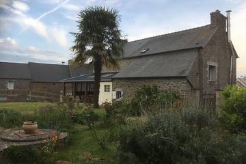 Gîte pour 8 personnes, avec terrasse ainsi que jardin et jacuzzi, animaux acceptés à Pleslin-Trigavou