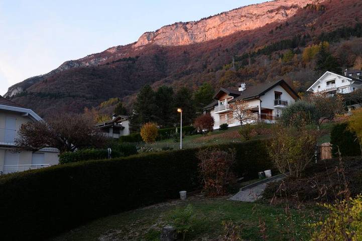 Apartamento entero, Veyrier du Lac: 2-room apartment with lake and mountain views, 300M from the lake in Veyrier-du-Lac, Región de Annecy