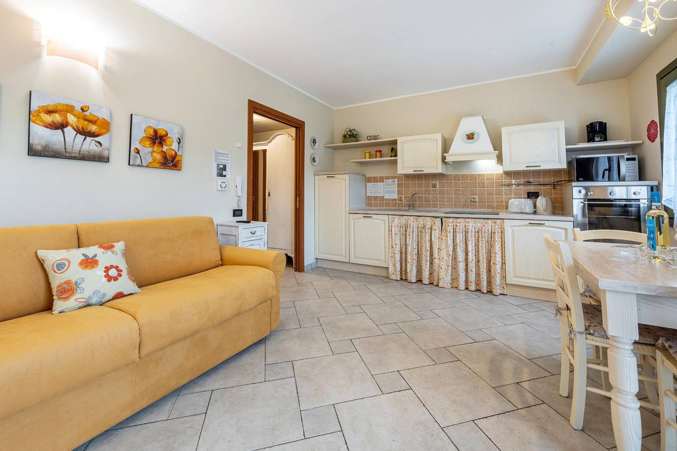 Appartamento intero, Appartamento 'Hermes' con vista sulle montagne, Wi-Fi e aria condizionata in San Felice del Benaco, Prealpi Gardesane