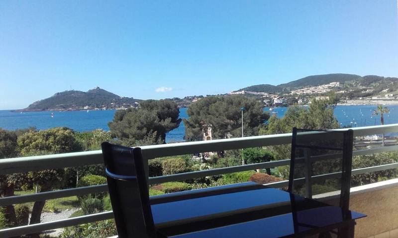 Location de vacances pour 4 personnes, avec Balcon et Terrasse ainsi que Piscine et Vue dans Agay