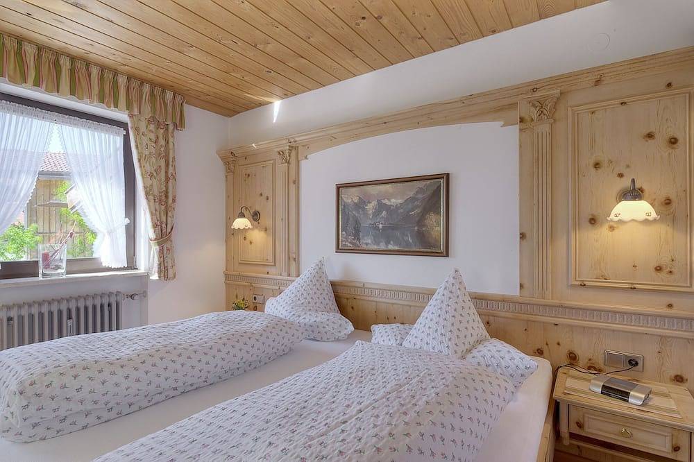 Ganze Wohnung, Ferienwohnung Teisenberg, Nebenhaus, 2 Pers, Terrassen Ost und Westseite, 54 qm in Inzell, Bayerische Alpen