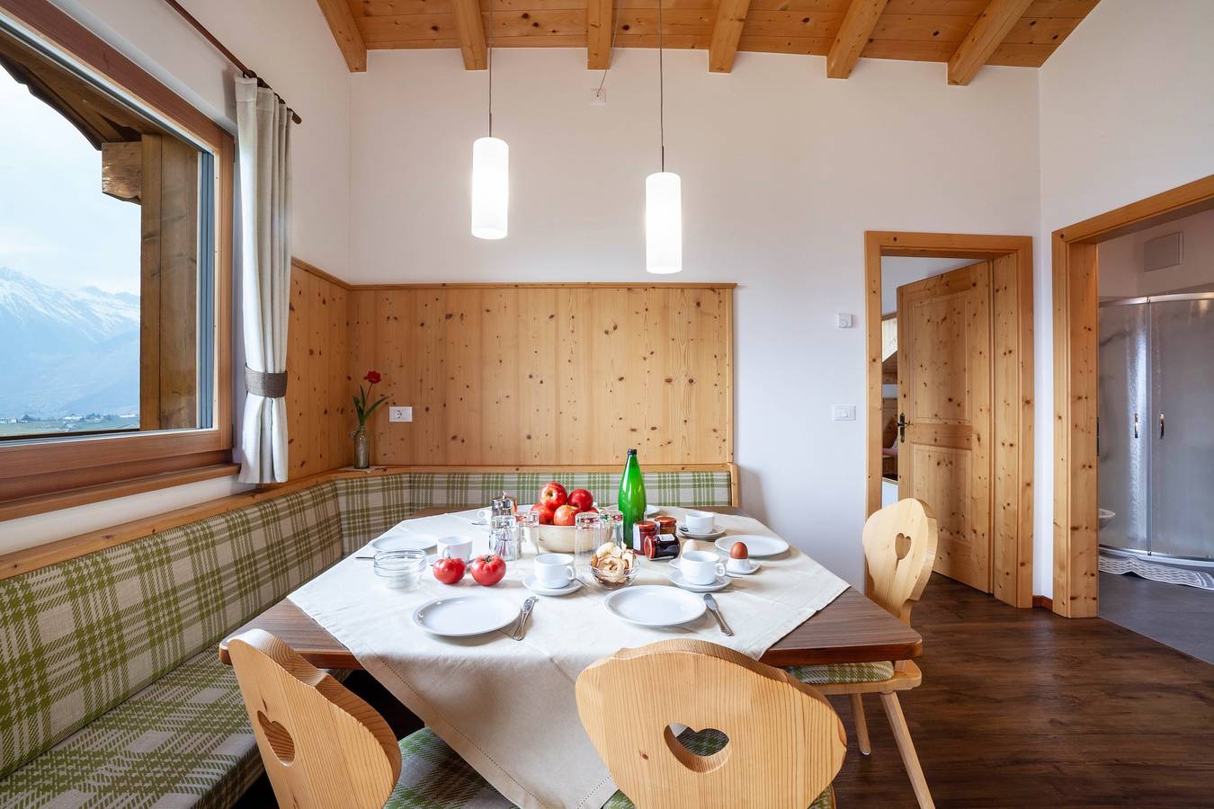 Ganze Wohnung, Gemütliche Ferienwohnung 'Gassbauerhof Ober' mit Balkon, Blick auf die Berge und Wlan in Schenna, Sarntaler Alpen