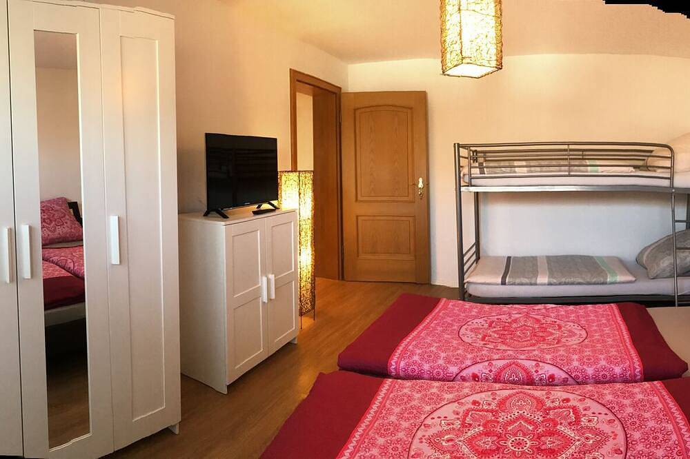 Ganze Wohnung, Moderne 2 Zimmer Ferienwohnung, ca. 70qm mit Terrasse und Garten, Wifi in Mühlhausen-Ehingen, Hegau