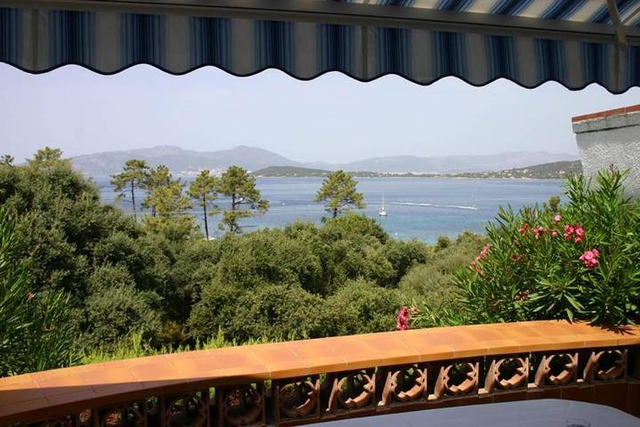 Location de vacances pour 7 personnes, avec Balcon et Terrasse ainsi que Jardin et Vue dans Plage de Mare e Sole