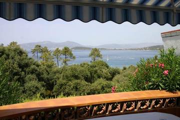 Location de vacances pour 7 personnes, avec vue et jardin dans Plage de Mare e Sole