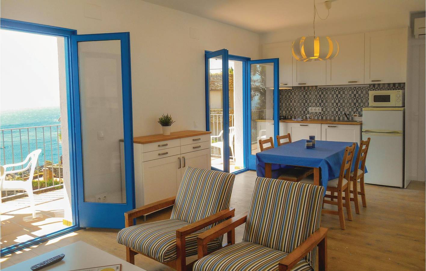 Entire holiday apartment, Cozy Cala Pola Apartment with AC, Parking & Terrace in Tossa de Mar, Costa Brava