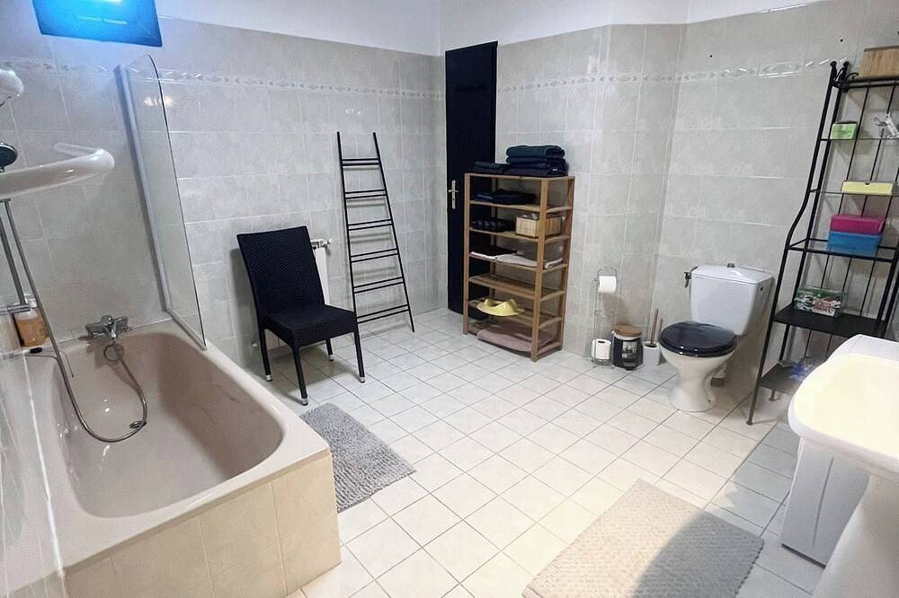 Apartamento entero, Rent large and beautiful 3-star apartment Lavelanet in Lavelanet, Ariège