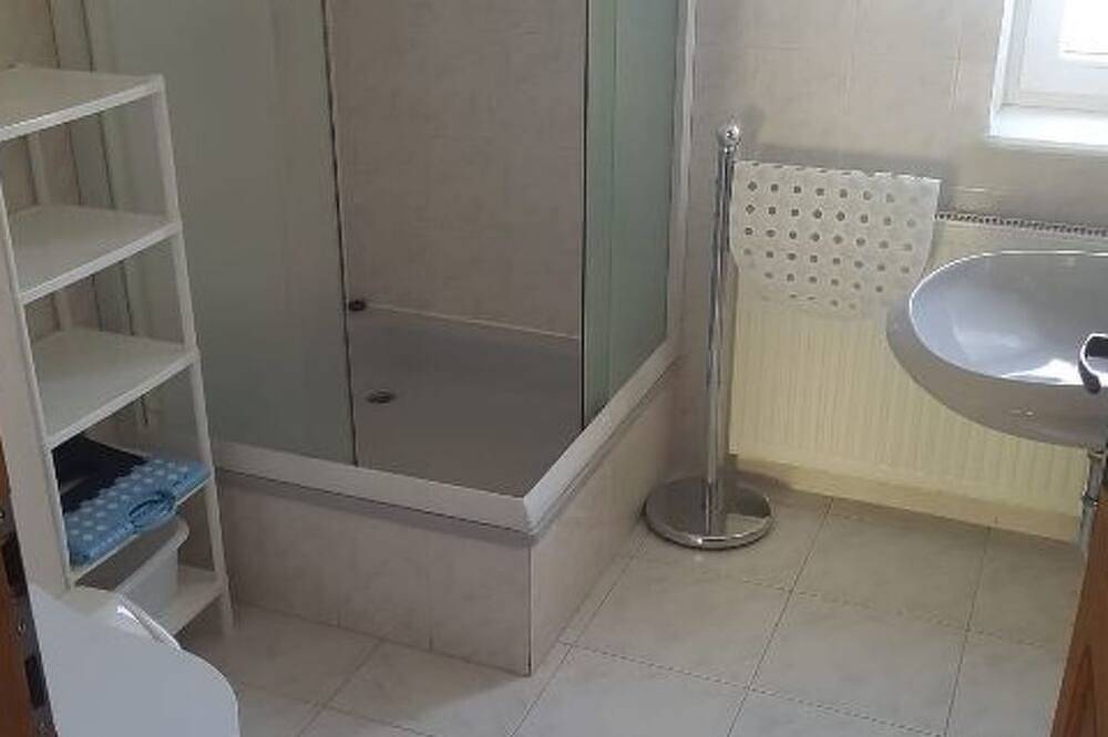 Ganze Wohnung, Appartement in Żarnowska mit Großem Garten in Żarnowska, Slowinzischer Nationalpark