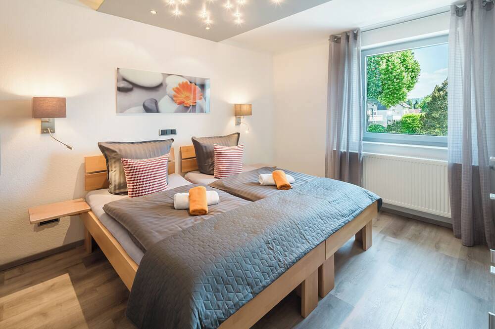 Ganze Wohnung, Xxl-Familien-Wohnung mit Balkon-Loggia zum Garten // Parkplatz. Nähe Badesee in Bensheim, Bergstraße