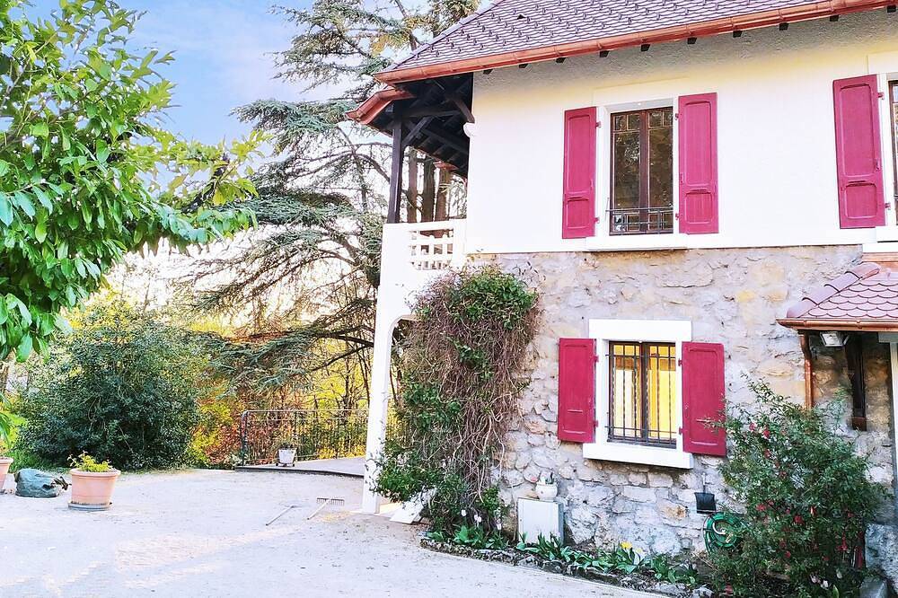 Villa Sérandite, jardin et charme, situation idéale in Annecy, Annecy (commune)